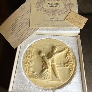 1977 HAND CARVED Italian ALABASTER PLATE of MADAME BUTTERFLY OPERA Vintage NIB